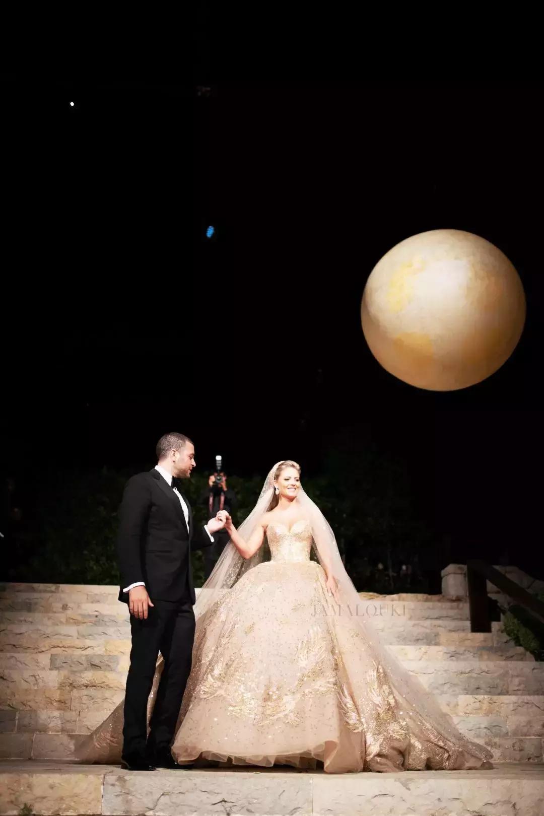 15万颗施华洛世奇水晶,eliesaab婚纱