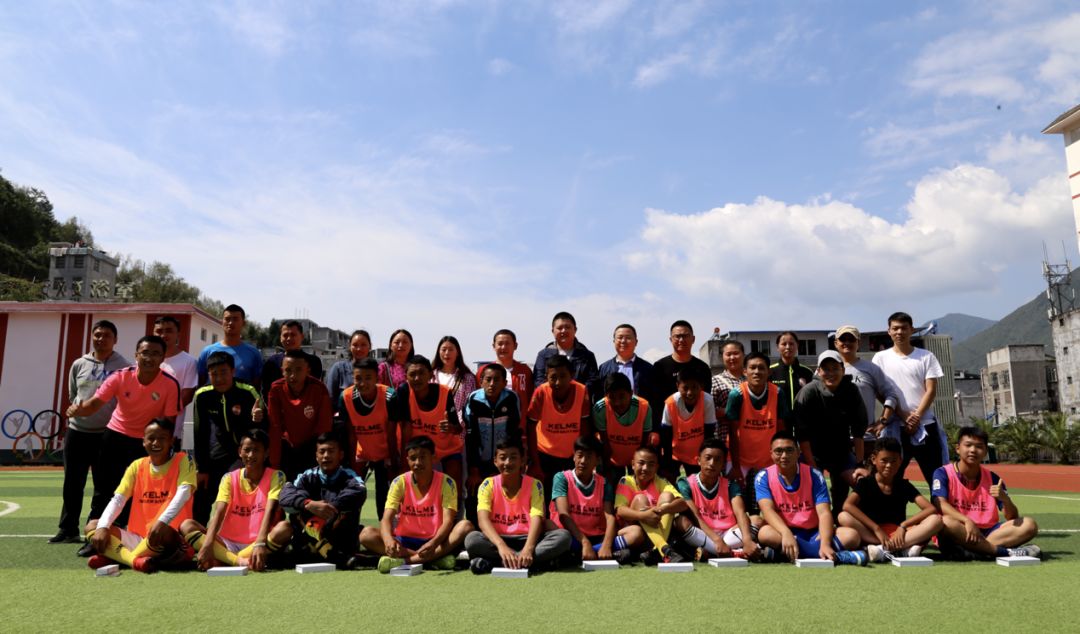 爱心足球慈善公益行走进乡村小学,爱心圆梦助力脱贫主题活动