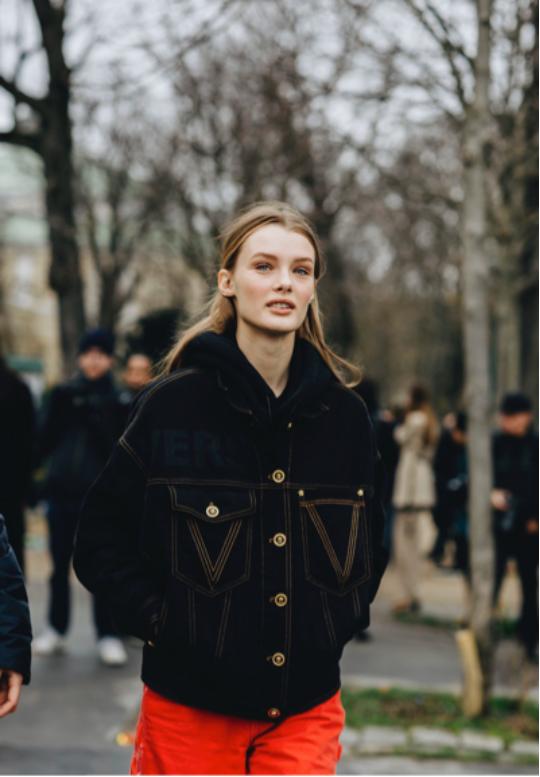 快get百搭卫衣穿出时髦和前卫,怎么把颜色鲜亮的卫衣穿出时尚感