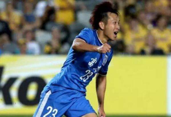 他是广东足球的旗帜之一，也是恒大初代队长，现今正式宣告退役