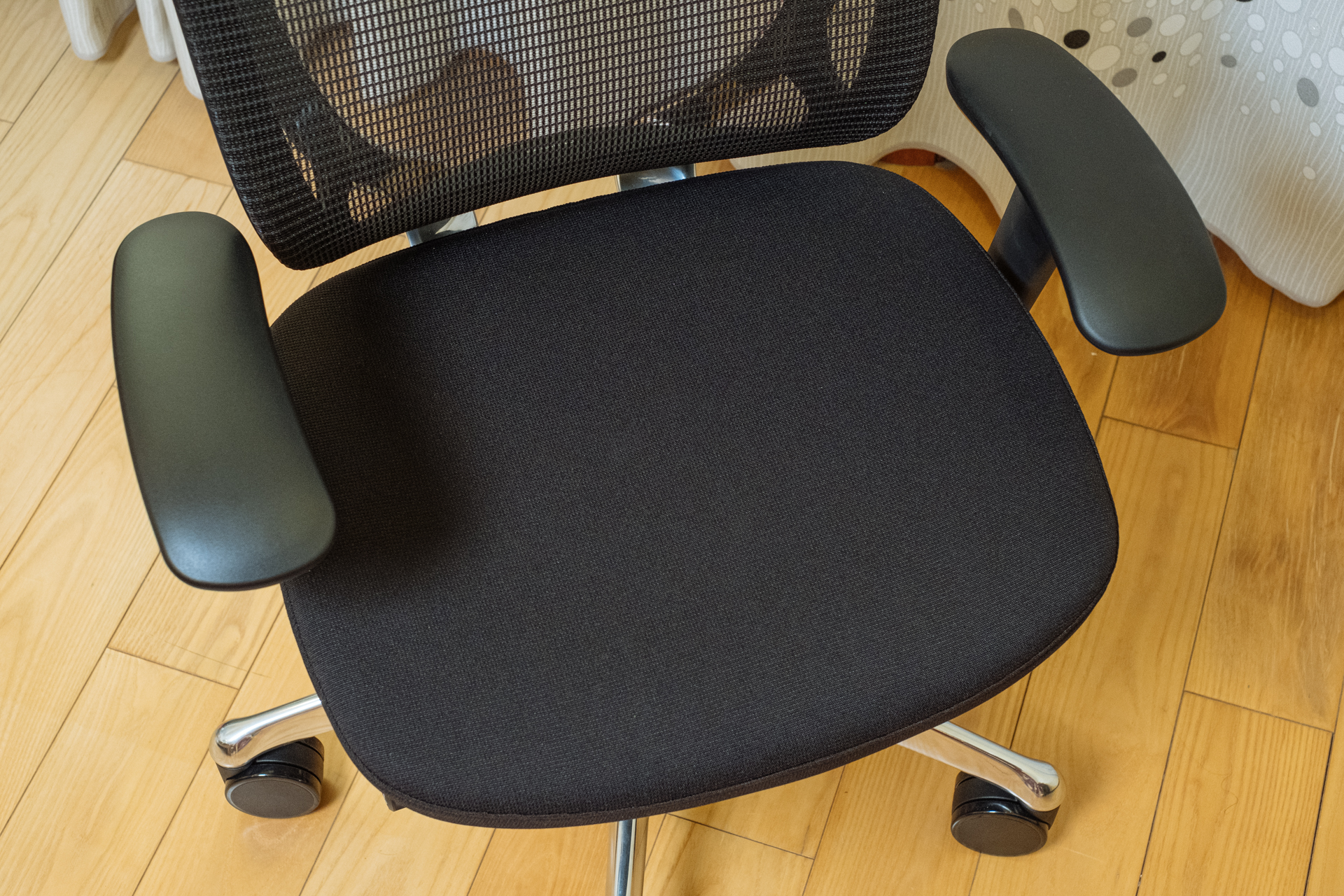 冈村电脑椅测评,冈村contessa一代和二代