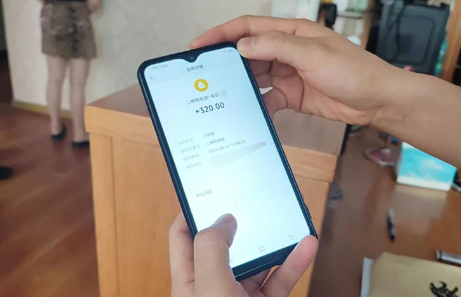 足浴技师帮客人养生,足浴店技师给客人洗脚