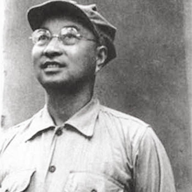 邓华缴获五箱白金龙烟，只给主席一支，主席笑笑：“财不露白”啊