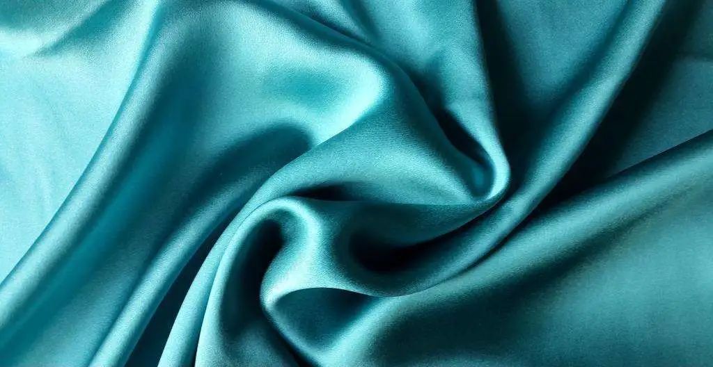 女士必备的几款丝巾,大妈拍照丝巾标配