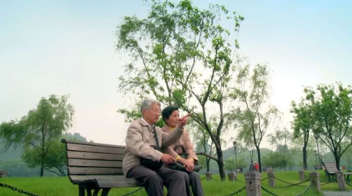 90岁夫妇恋爱日常，诠释了“与子偕老”：我忘了全世界，但记得你