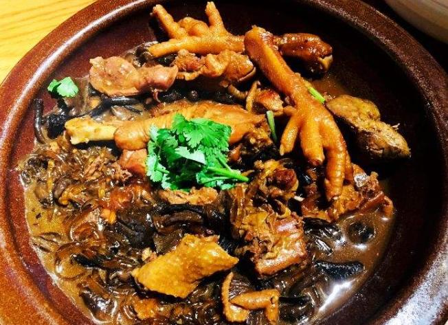 东北名菜小鸡炖蘑菇,东北四大硬菜公鸡炖母鸡