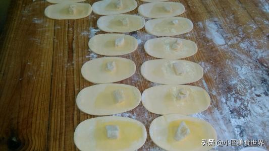 榴莲酥做好后层次分明、异常松化，刚出炉就被家里的小孩分完了