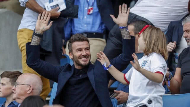 贝克汉姆亲小七引争议,贝克汉姆比赛中被亲