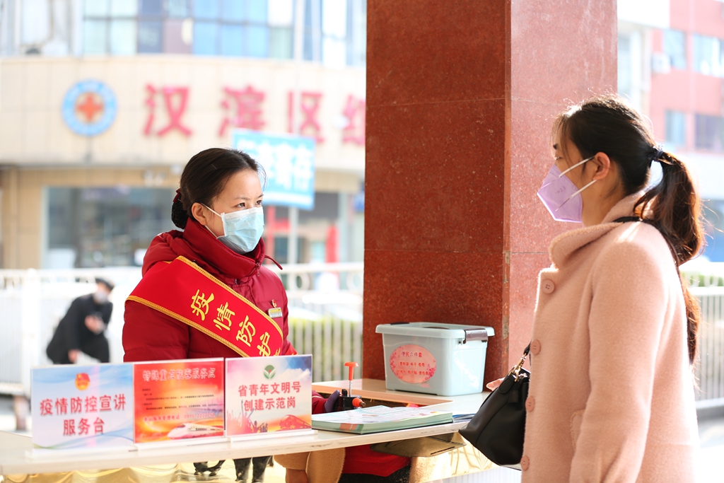 让团旗在一线飘扬,让红旗在心中飘扬打赢疫情攻坚战