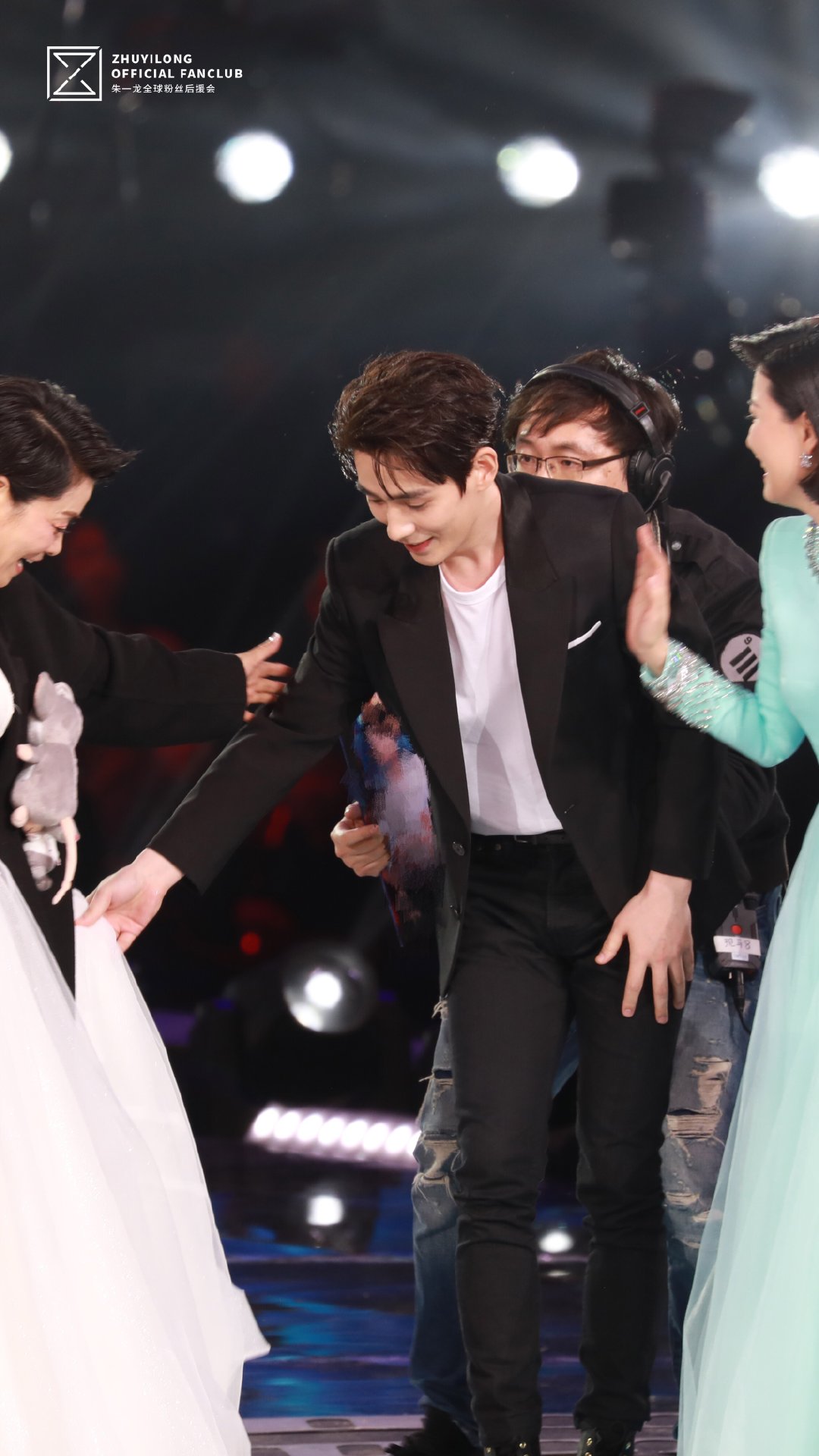 朱一龙跨年衣服,朱一龙瞬间脸红