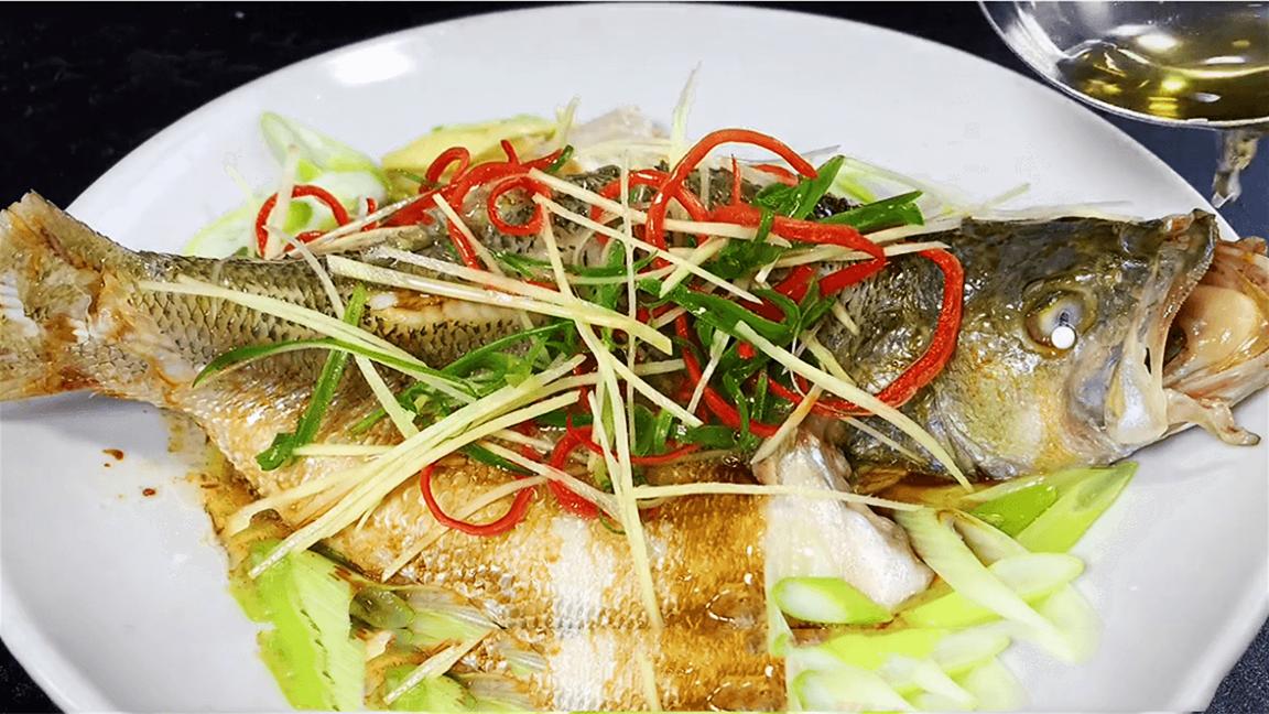 清蒸鲈鱼怎么做好吃又不腥气窍门,原来清蒸鲈鱼其中还有这么多秘诀