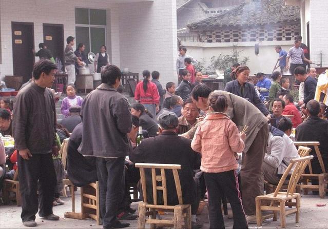 小时候的年夜饭，我们每家每户要吃猪蹄，你们那边的年夜饭呢？