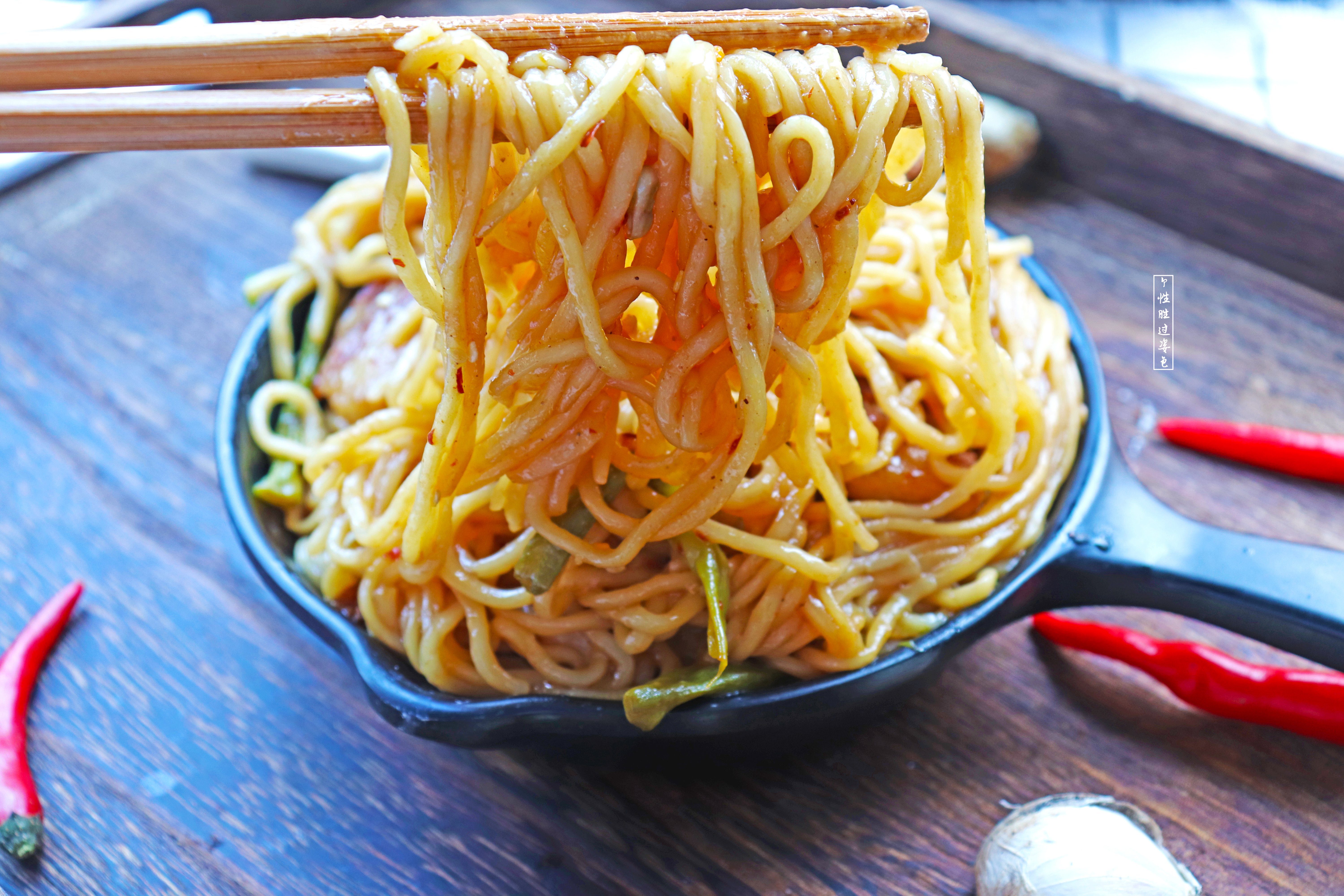 焖面家常做法面条不粘锅,北方人做焖面怎么才能使面条完整