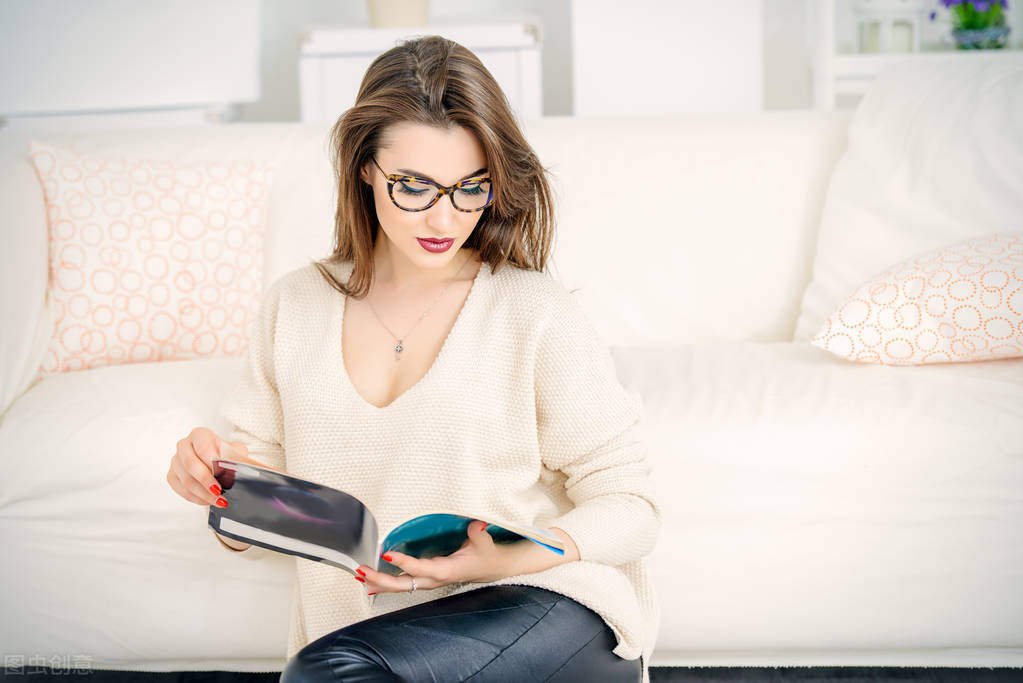 美女背lv包包视频,美女背lv老花小包包