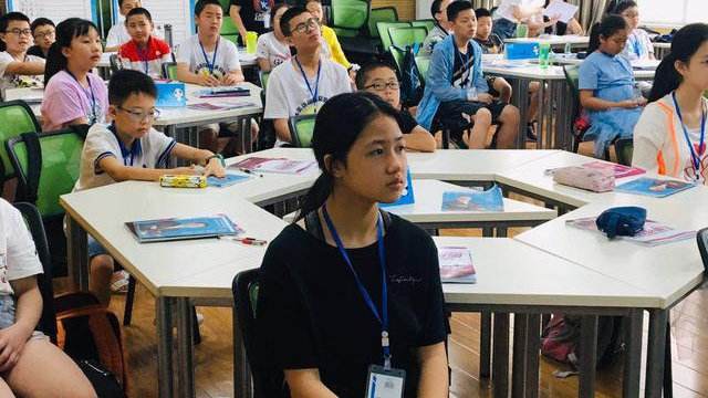 家长把孩子交到我们手上,家长把小孩捧在手心里