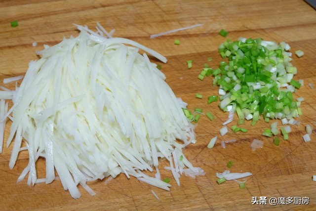 土豆面粉饼的做法电饼铛,土豆饼不加鸡蛋家常做法电饼铛