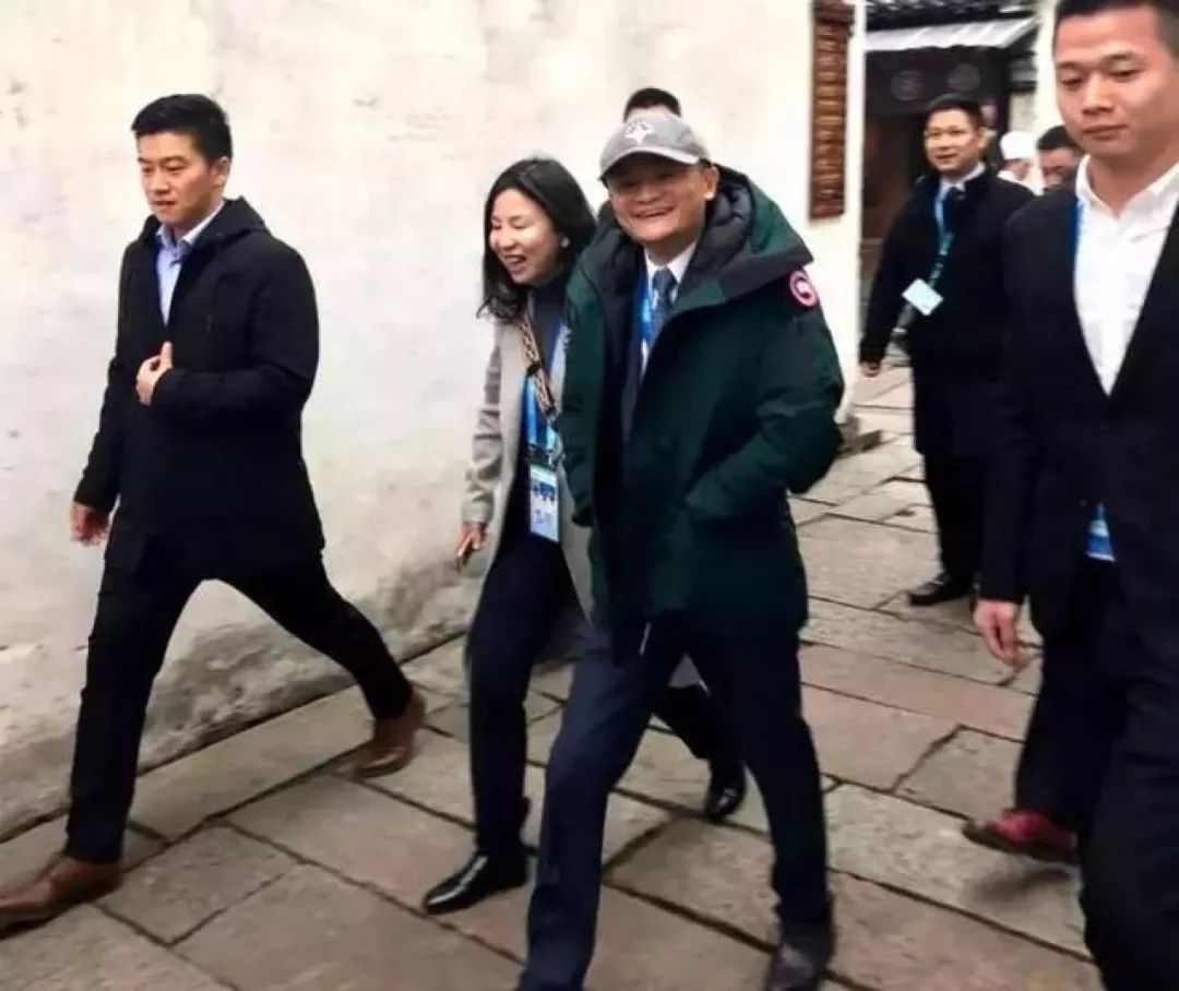 加拿大鹅羽绒服股价,加拿大鹅羽绒服溢价能有多少