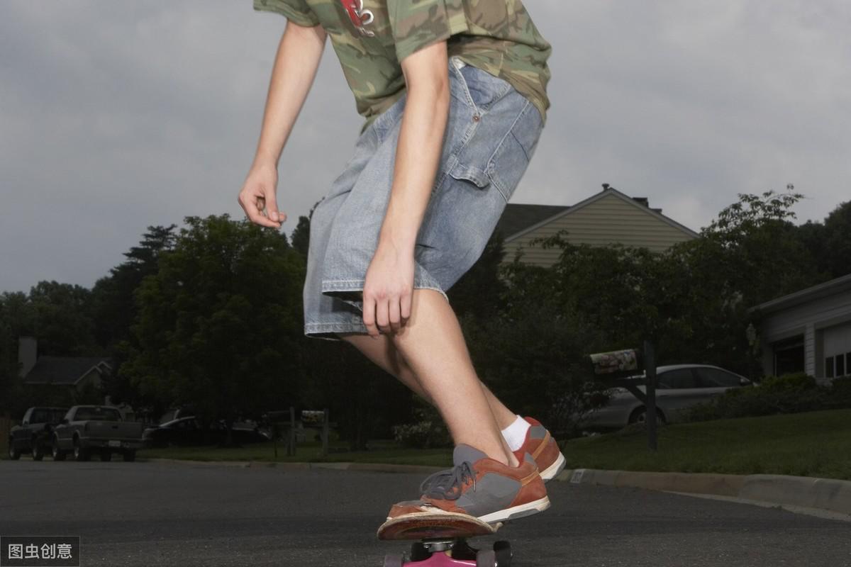 滑板初学者可以学的15个动作,滑板新手课堂