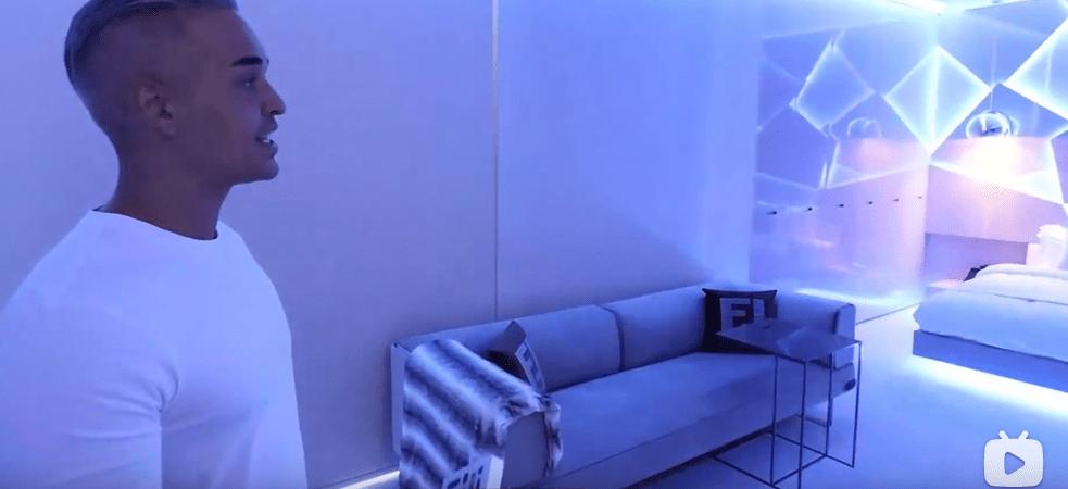 迪拜男子奋斗十年买下劳斯莱斯,迪拜小伙卖掉劳斯莱斯买法拉利