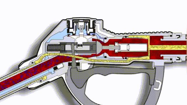 加油员反复捏枪真的不是偷油,加油员反复捏枪