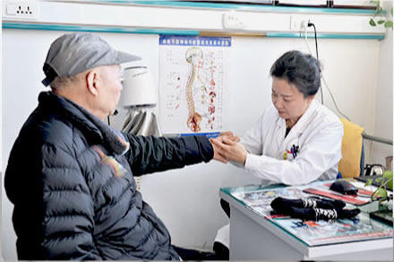 高铁女乘务员昏倒乘客针灸,女乘客车上昏迷针灸抢救