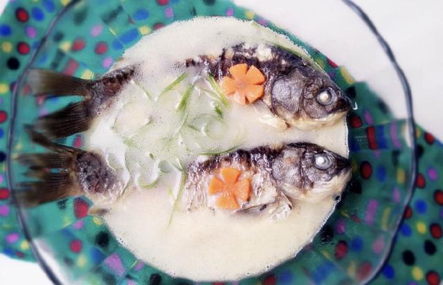 怎么样才能把鱼汤炖成奶白色,鱼汤怎么熬才是奶白色好喝视频