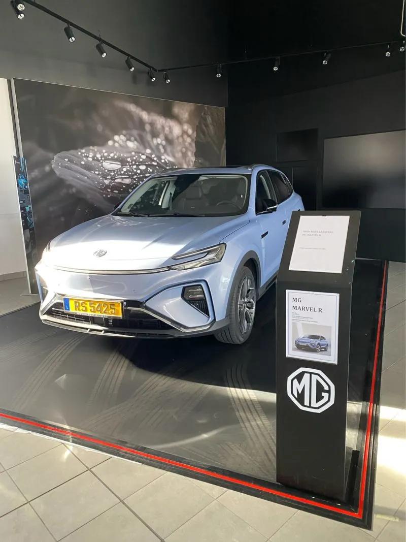 你在排队买新iPhone，而这群瑞典人为了买辆MG排了两个小时