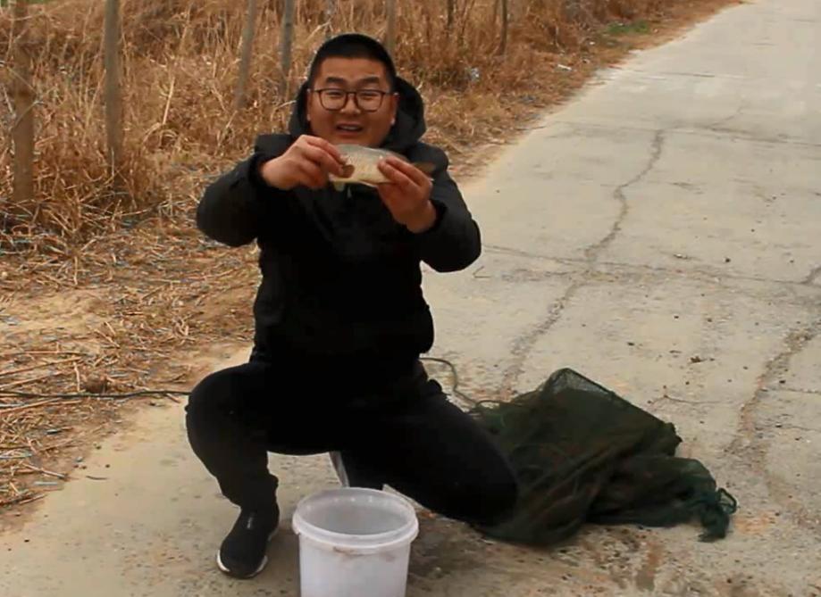 农村小伙在沙漠里做地笼,农村小伙去河里收地笼会怎么样