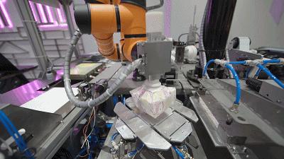 听说有群机器人乘“太空舱”悄然登陆广州?