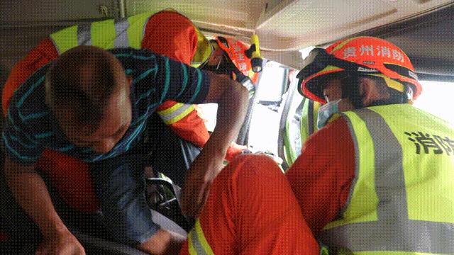 两辆大货车发生相撞事故后侧翻,两辆大货车相撞结果五人死亡