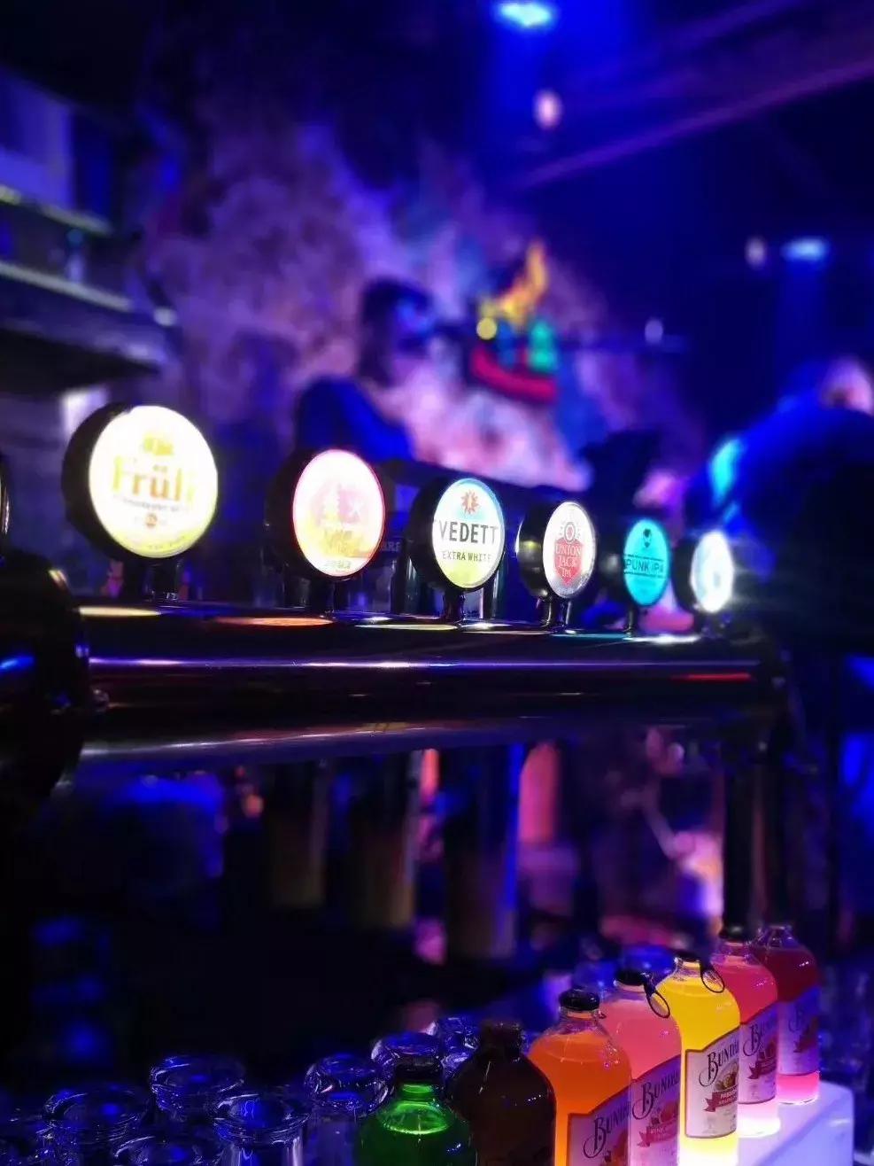 作为郑州酒吧界的引路人，不见不散承载着无数人的青春