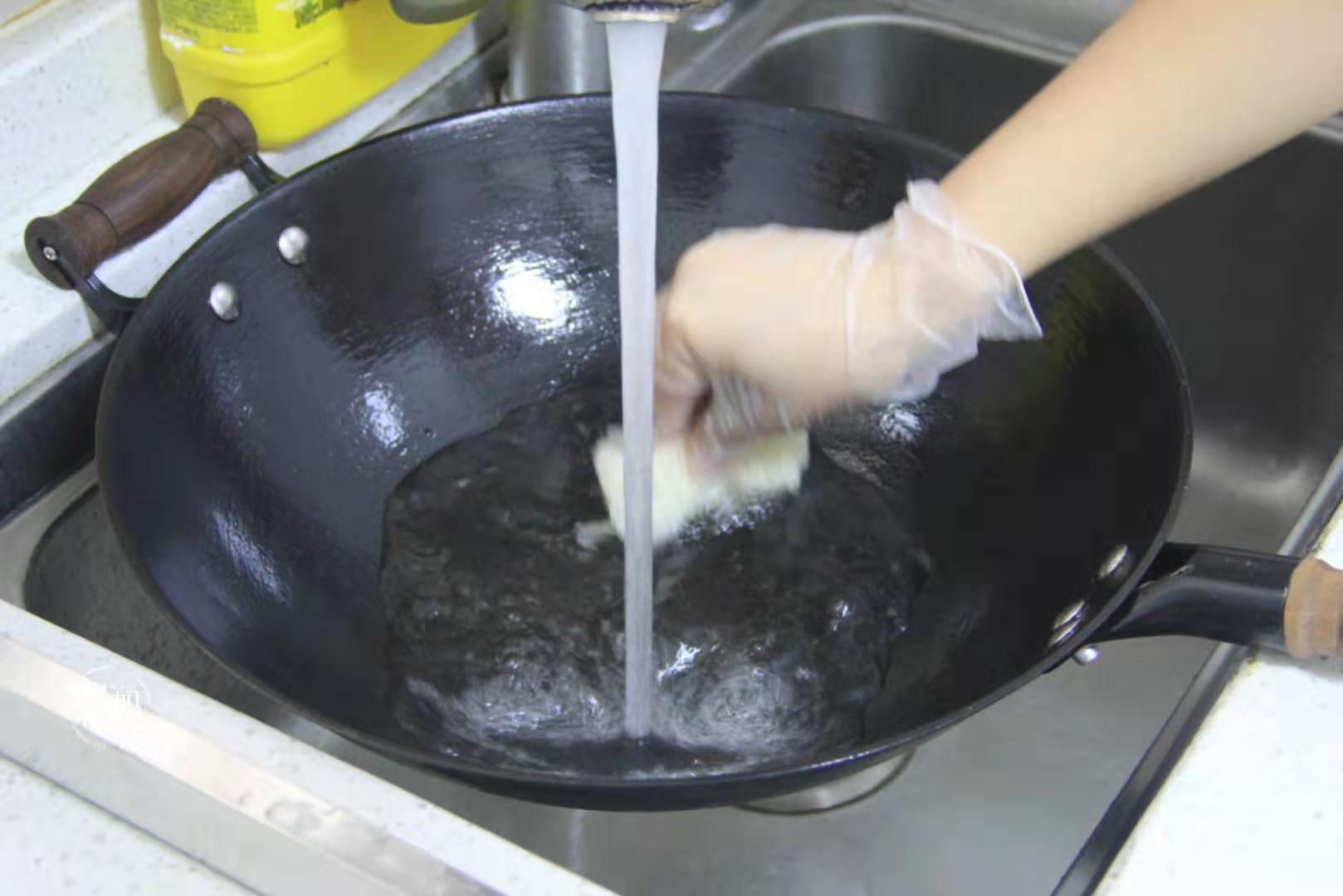 铁锅如何开锅才不生锈不粘锅,铁锅开锅以后怎么不粘锅