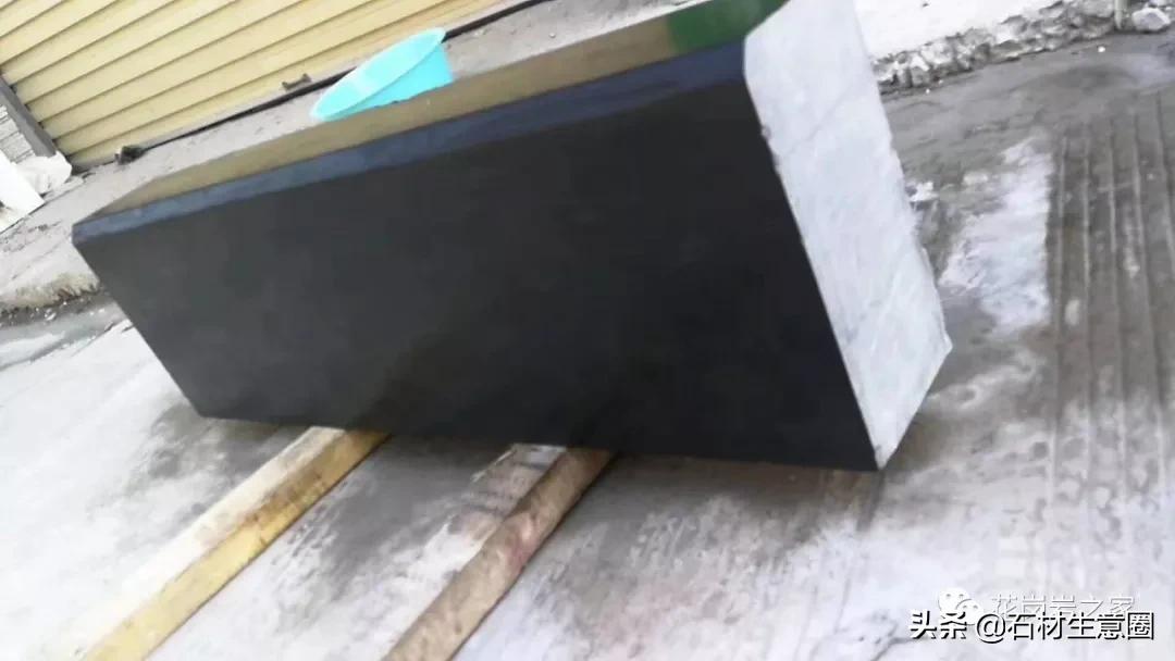 花岗岩黑色的是石英吗,景观石材花岗岩黑色