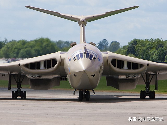 英国v型轰炸机,英国三神轰炸机