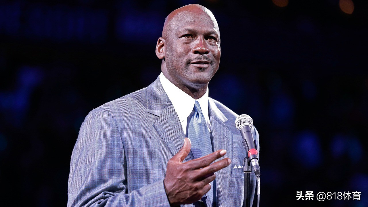 乔丹抽雪茄开法拉利的视频,球迷偶遇乔丹开超跑