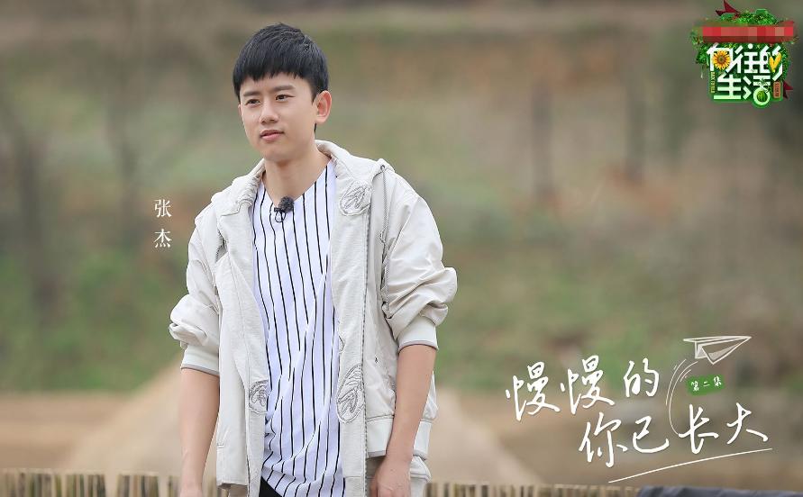 张杰唱歌忘词怎么解决,张杰演唱会忘词粉丝秒变提词器