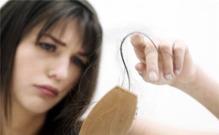 如何拯救产后脱发看下这四招,脱发食疗与用药怎样防止脱发加重