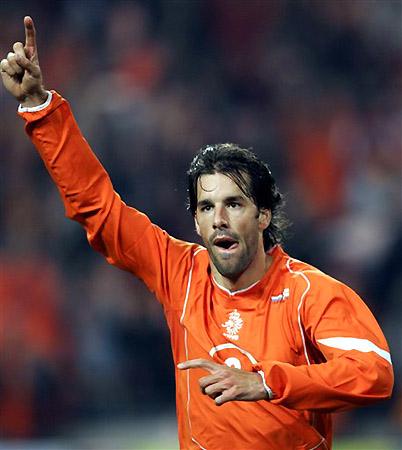 他是荷甲、英超、西甲的最佳射手，欧冠进球效率超梅罗的禁区之王