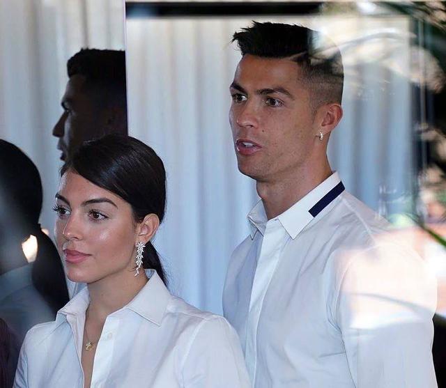 c罗女友晒独自游玩美照,c罗女友身穿黑裙惊艳亮相