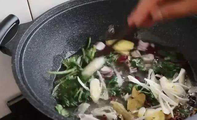 做辣椒油一般油凉几分钟可以用,自己做辣椒油放什么会更辣