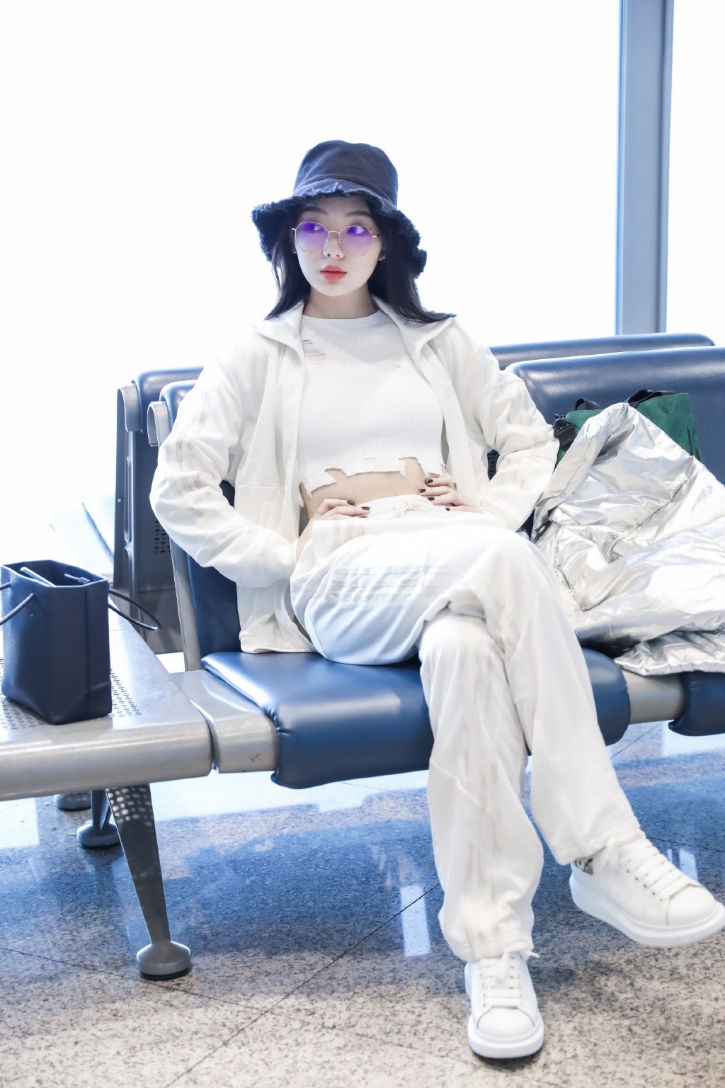 李紫婷真是会穿,白色运动服内搭露脐针织衫,秀小蛮腰抢镜十足