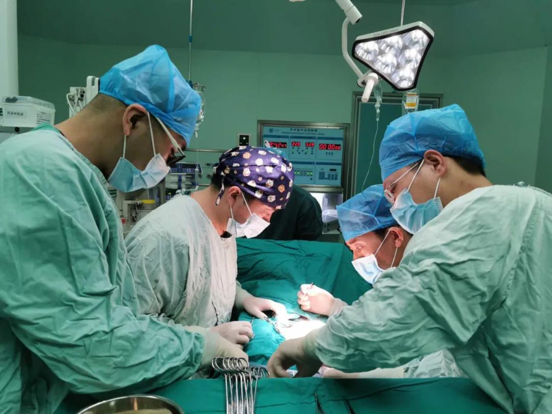 一女孩臀部长了大肿瘤，我院多科室协作切除肿瘤