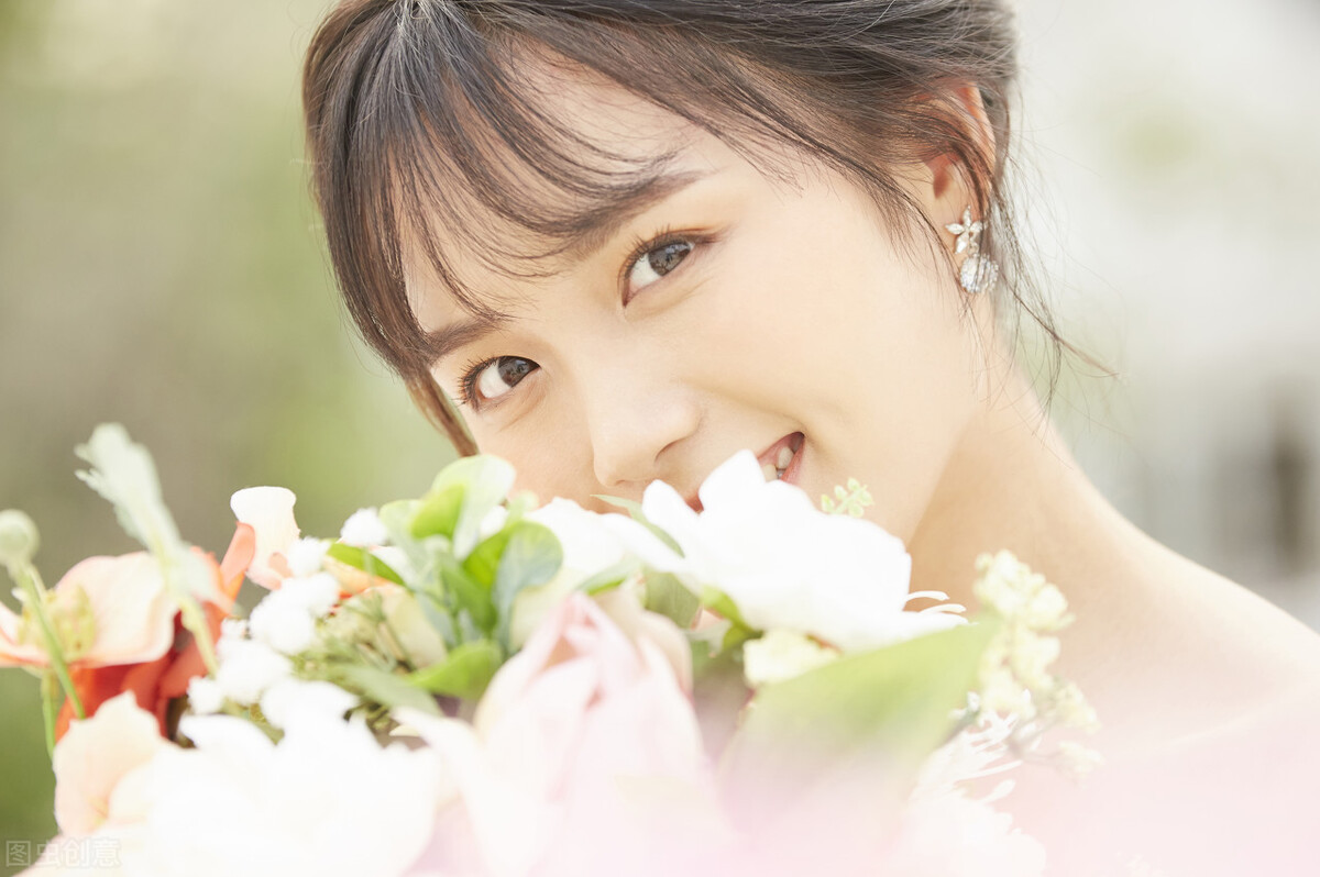 故事：男神在沙发睡着，她借盖毯子时偷偷亲吻，却没想到他是装的