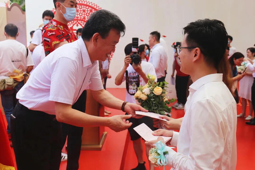 520结婚登记新人领证忙,甜蜜520婚姻登记报道