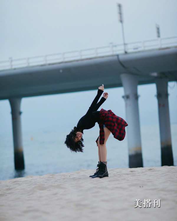 变身乖乖女！刘雯时装周归来，皮草大衣搭配牛仔裤，军工范十足