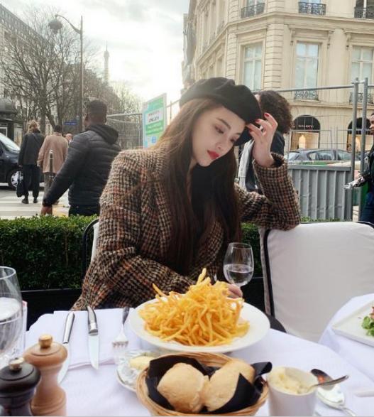 葛天真会“博眼球”，格子西装配紧身裤凹出大长腿，这身材罕见