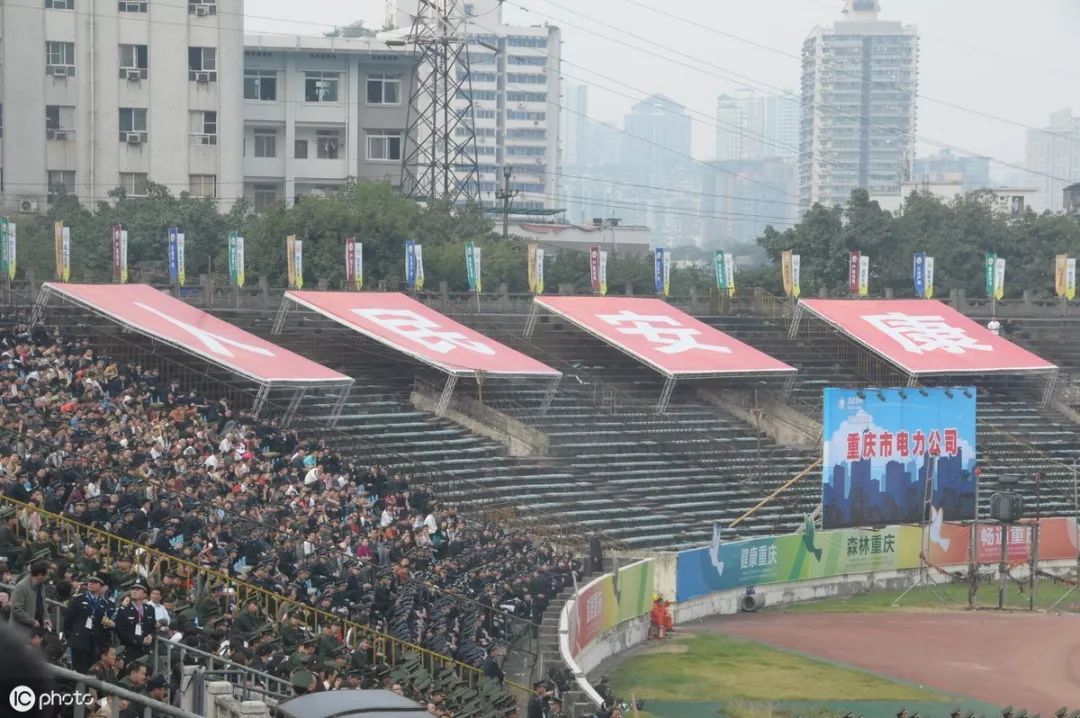 大田湾体育场贺龙雕像照片,贺龙体育场