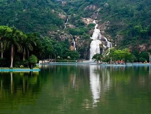 广州游山玩水：芙蓉山层峦叠翠，瀑布飞流直下。自然风光优美怡人