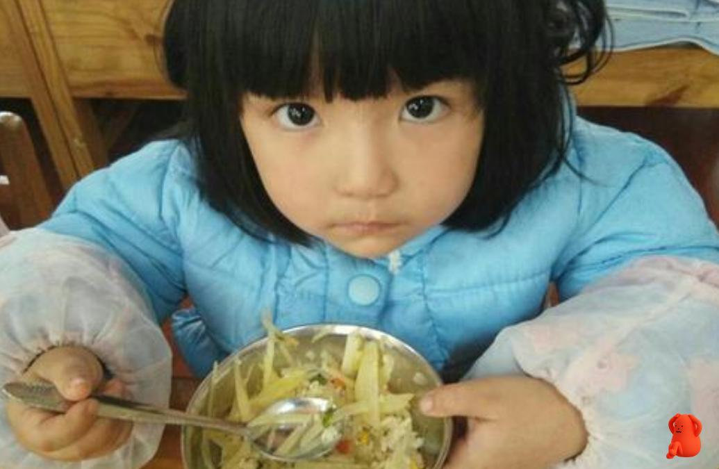 孩子嫌弃妈妈做饭难吃怎么解决,宝宝喂饭不好好吃应该怎么做