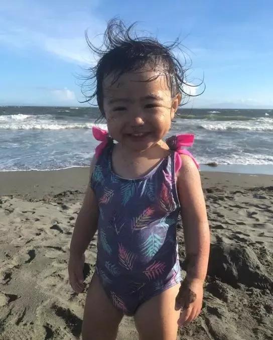 晒女儿搞怪丑萌照,亲妈狂晒女儿丑照